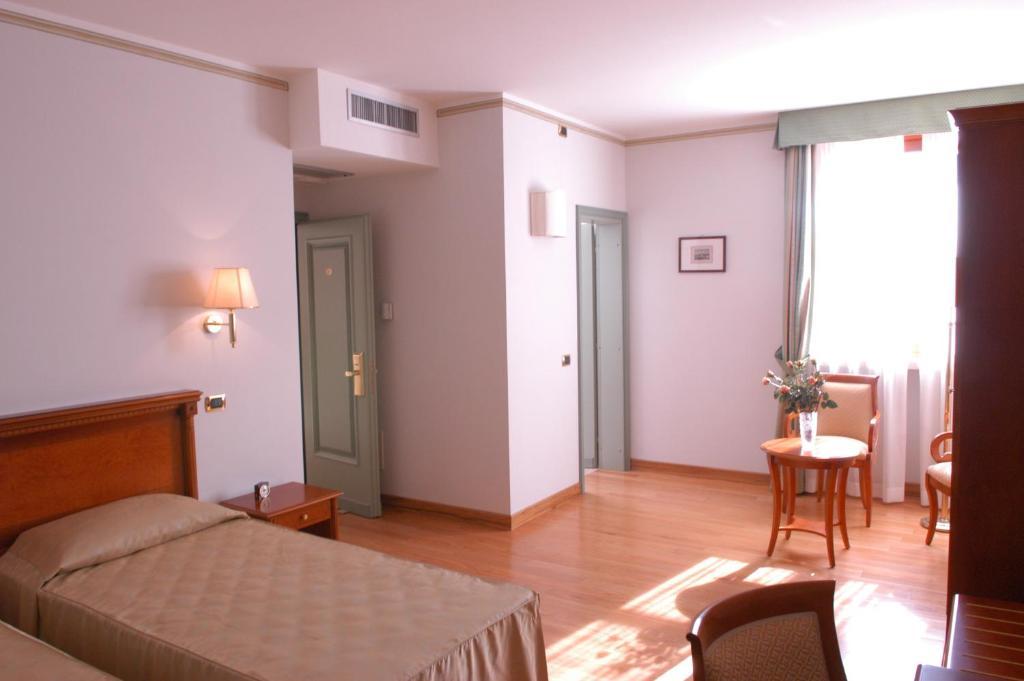 Pilgrim'S Hotel Cicognolo Room photo