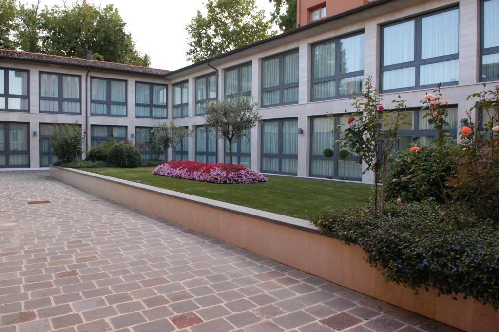 Pilgrim'S Hotel Cicognolo Exterior photo